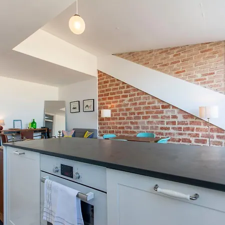 Appartement Amidst The Rooftops Of